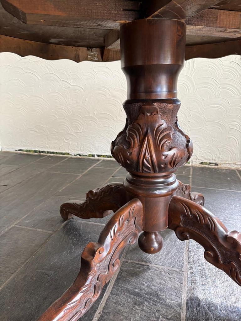 Antieke ronde salontafel met gedetailleerd houtsnijwerk, Ophalen