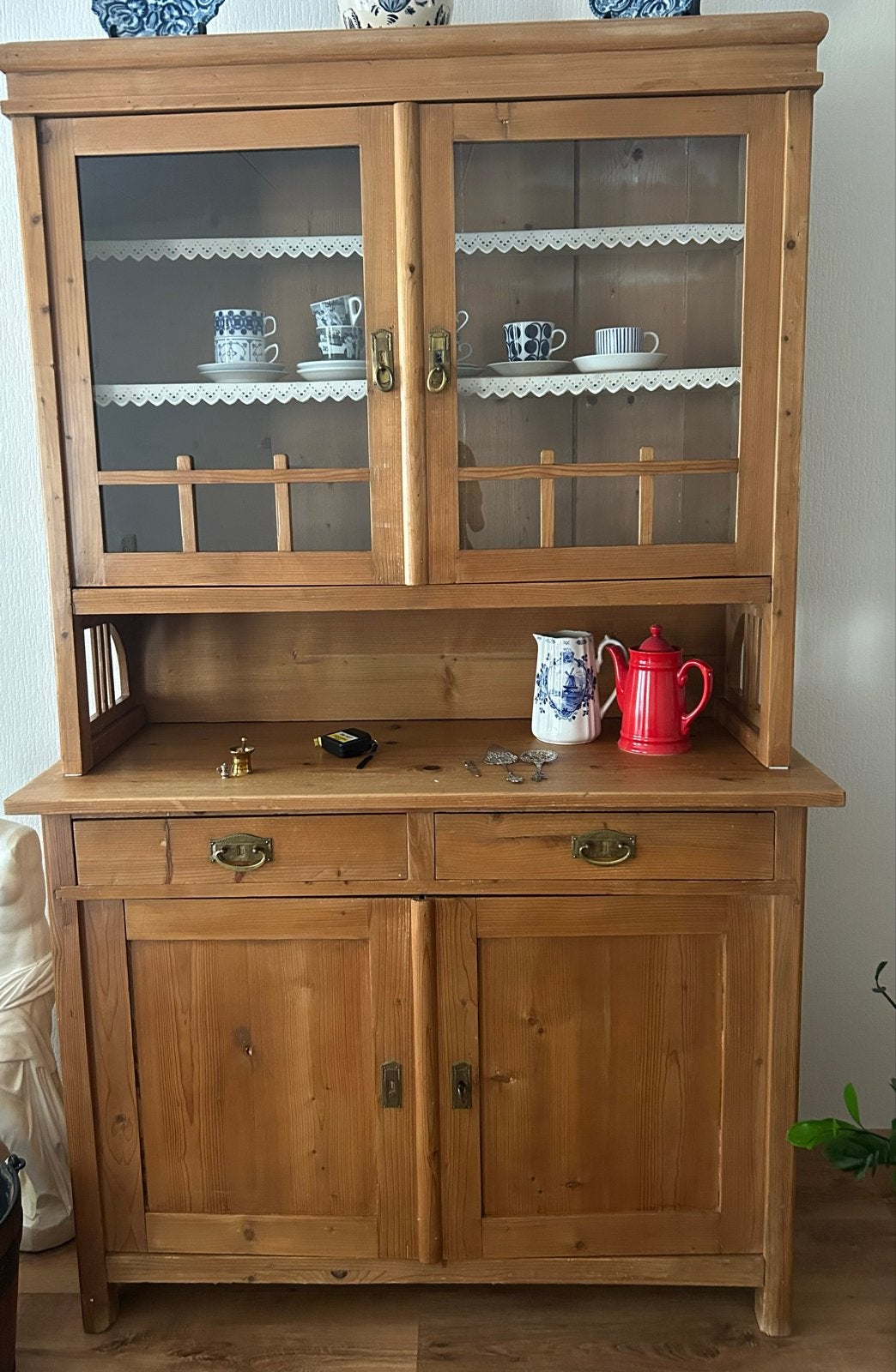 Vintage grenen buffetkast met vitrine en lades, Ophalen