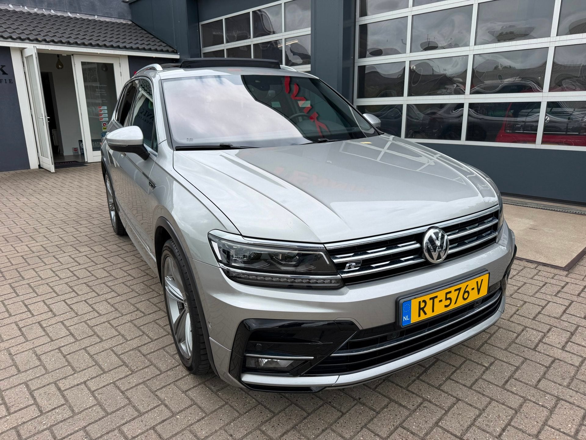Volkswagen Tiguan 1.4 TSI ACT Comfortline Business R-Line /, Voorwielaandrijving, Dealer onderhouden, Euro 6, 4 cilinders
