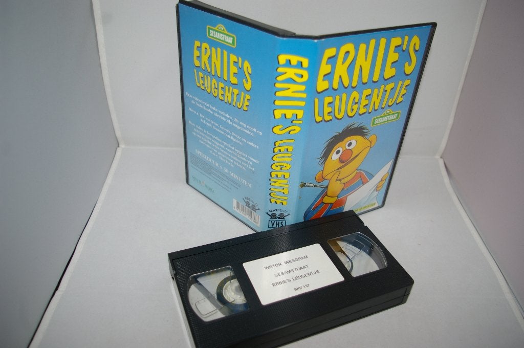 Twee kinder videobanden en Sesamstraat boek., Alle leeftijden, Ophalen of Verzenden, Nederlands