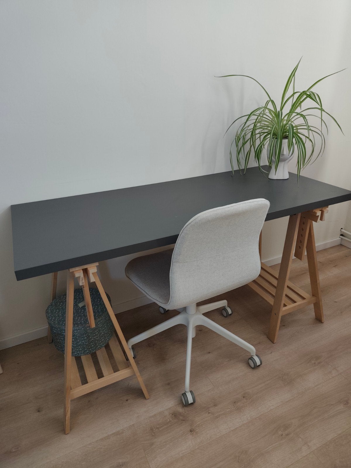 IKEA LAGKAPTEN / MITTBACK bureau - 140x60 cm, Huis en Inrichting, Ophalen, Hout, Zo goed als nieuw, IKEA