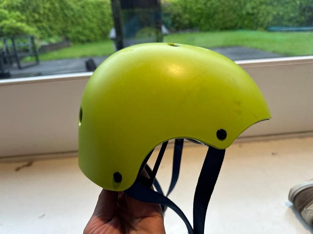 Mooie fiets of skate helm maat XS -S 52-57 cm, Fietsen en Brommers, Fietsaccessoires | Fietshelmen, Ophalen of Verzenden, Zo goed als nieuw