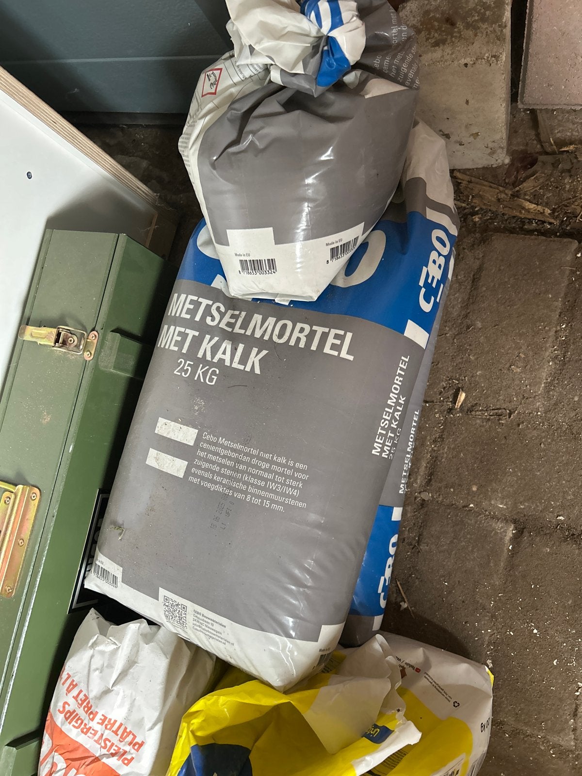 2 zakken en beetje metselmortel met kalk, Ophalen, Zo goed als nieuw, Overige typen
