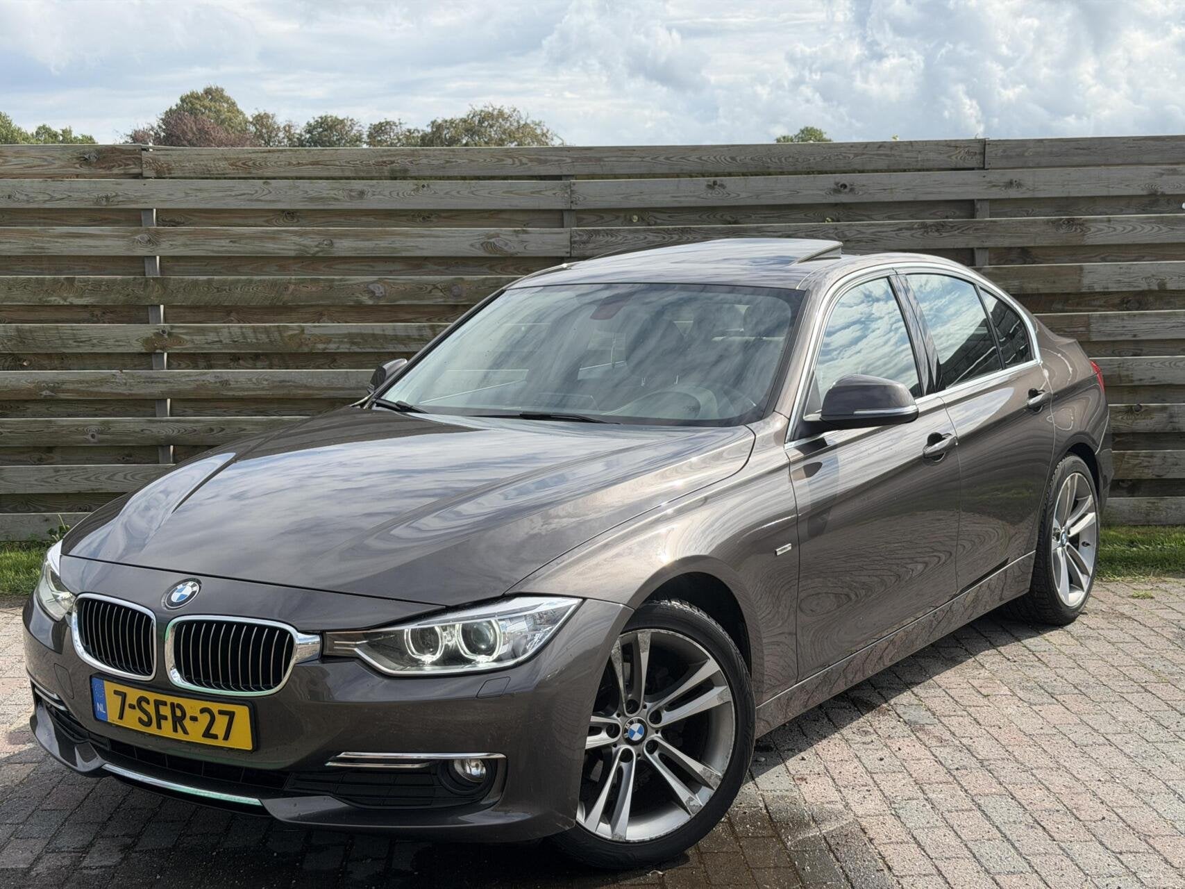 BMW 3-serie 320i High Executive Panorama Cruise NAP, Auto's, Gebruikt, Euro 6, 4 cilinders, Bruin
