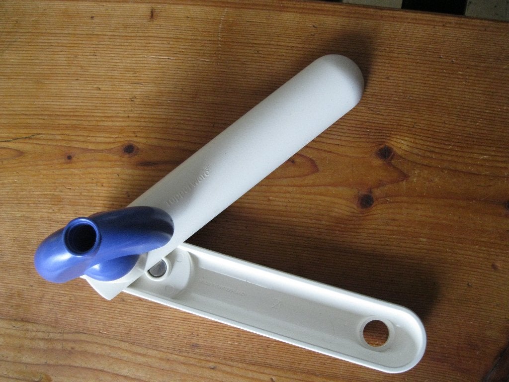 1 blauw witte Tupperware blikopener, Huis en Inrichting, Keuken | Tupperware, Ophalen of Verzenden, Gebruikt, Blauw, Overige typen