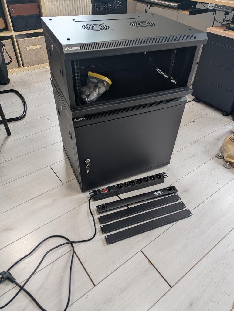 Rack set 9U + 4U + PDU + panelen - compleet – mag snel weg, Computers en Software, Serverkasten, Ophalen, Zo goed als nieuw