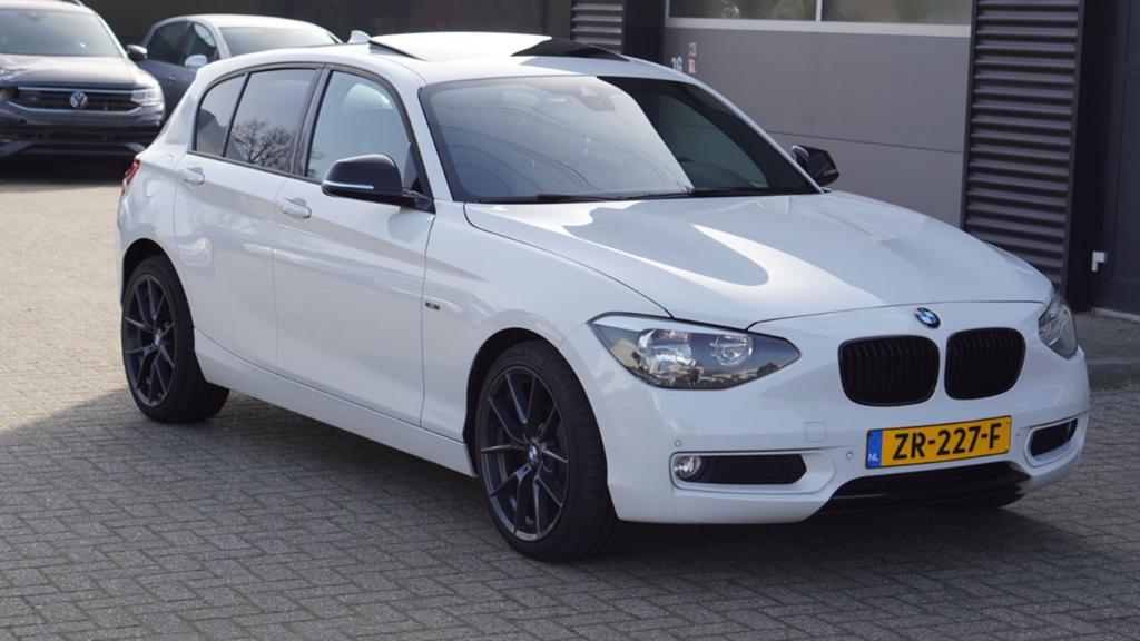BMW 1-Serie 116I 5DR Aut8 2012 Wit schuifdak, Auto's, BMW, 4 cilinders, Leder en Stof, Wit, 1200 kg
