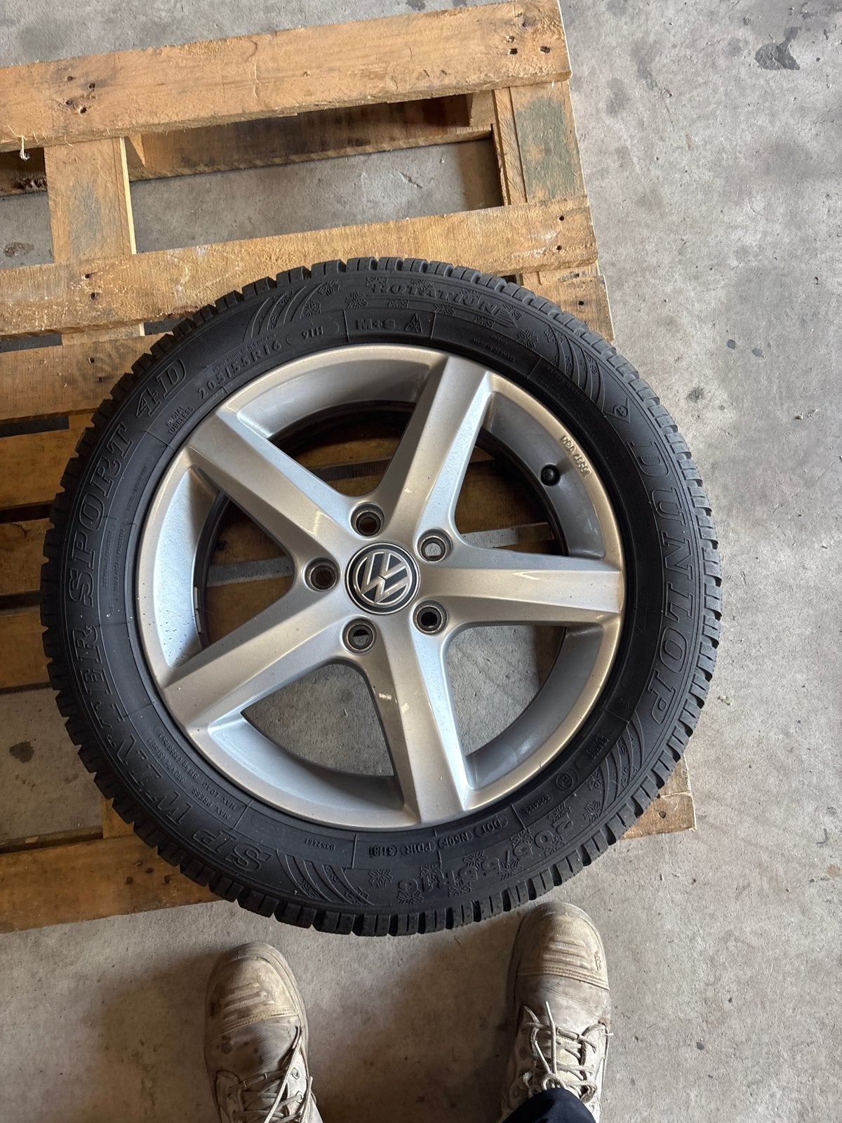 VW velgen met winterbanden 205/55R16 - Caddy 2013, Auto diversen, Ophalen of Verzenden, Gebruikt
