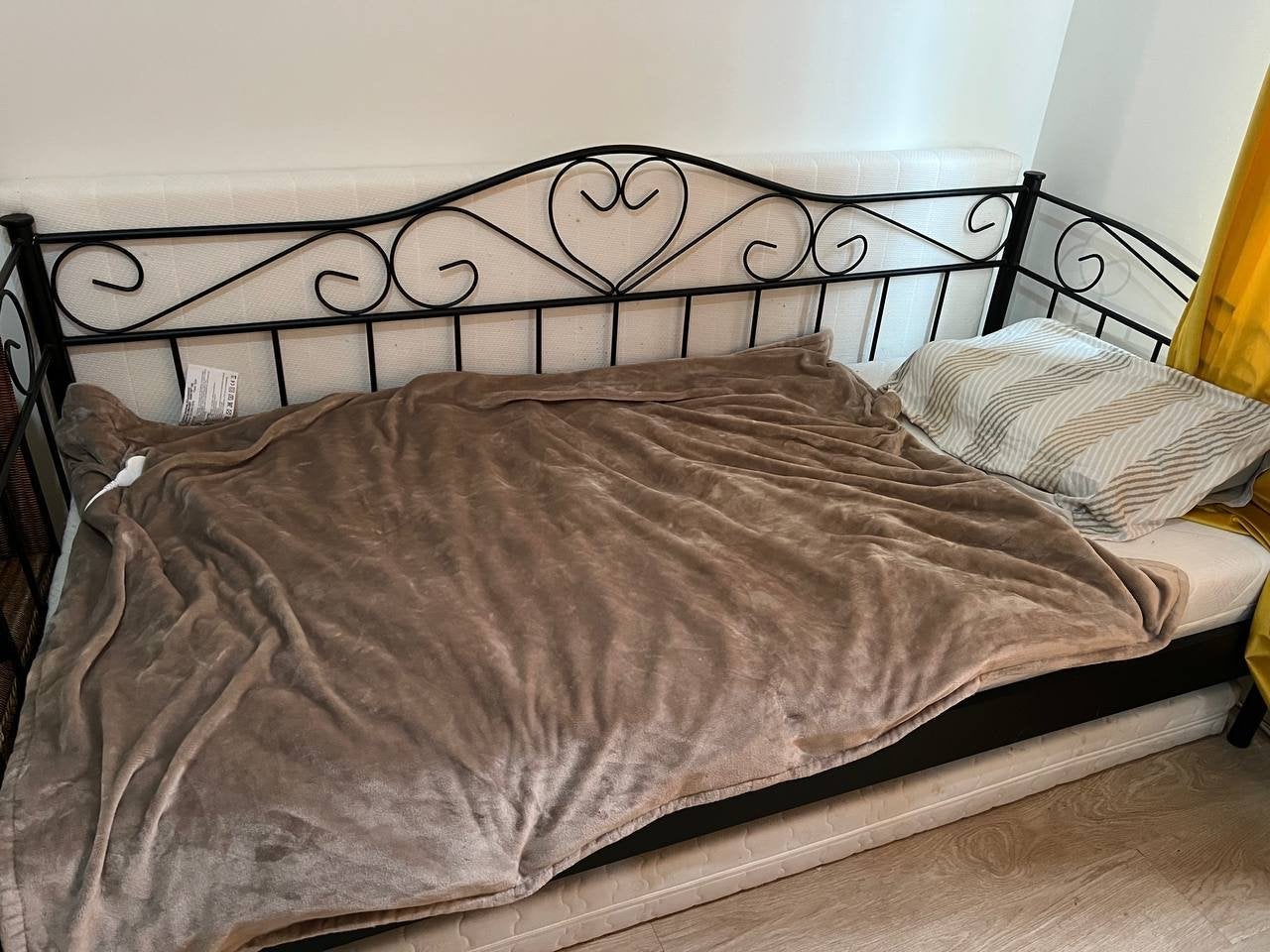 Bureau, bed en matrassen gratis af te halen in Arnhem, Huis en Inrichting, Overige typen, Gebruikt, Hout, Bruin
