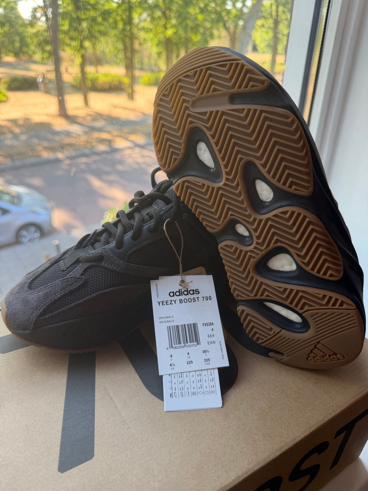 Adidas Yeezy Boost 700 Utility Black - Nieuw met kaartjes, Zwart, Nieuw, Ophalen of Verzenden, Sneakers of Gympen