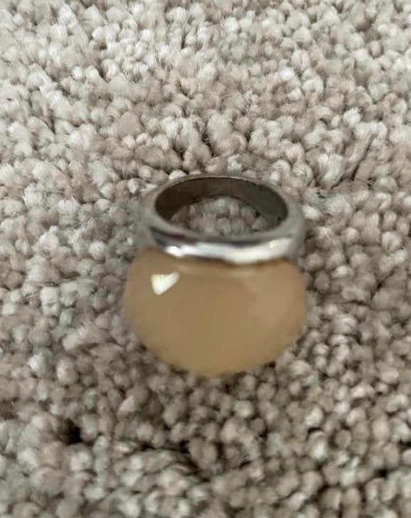 Stijlvolle ring met beige steen, Overige materialen, Gebruikt, Beige, Ophalen of Verzenden