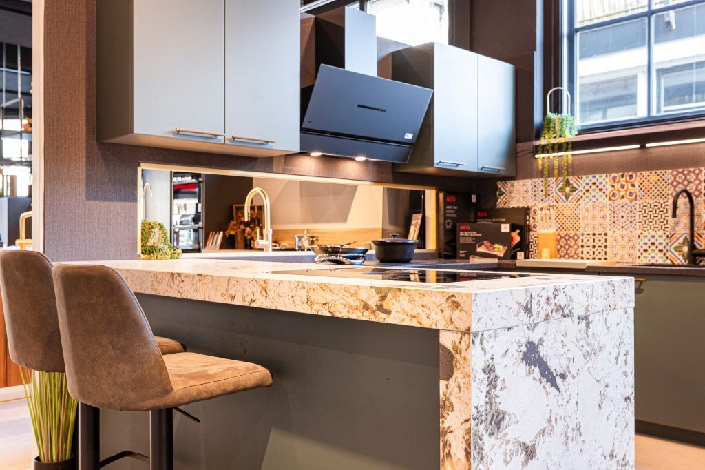 Keuken showroom (nieuw) U model met bar, U-keuken, 2801CV, Nieuw, Hoogglans of Gelakt