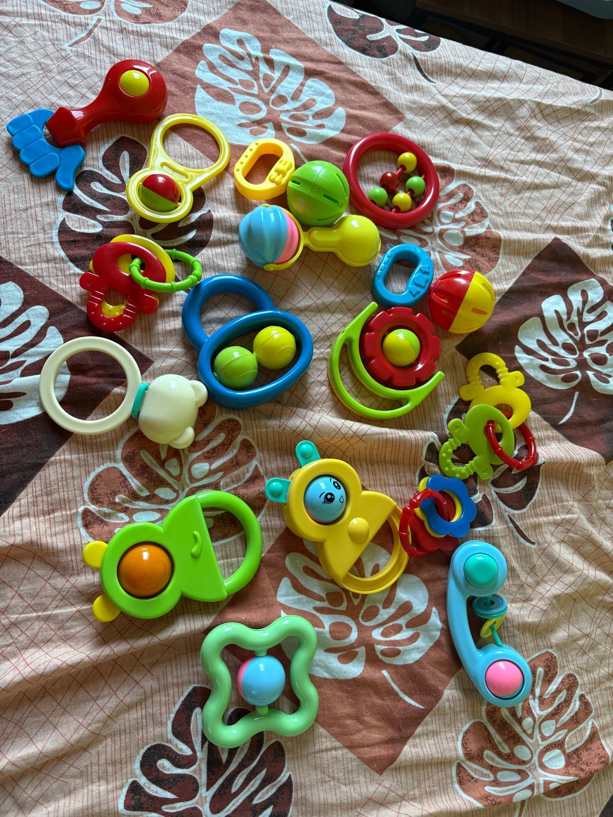 Baby speelgoed set - rammelaars, mobiel en sokjes, Ophalen, Zo goed als nieuw, Rammelaar, Met geluid