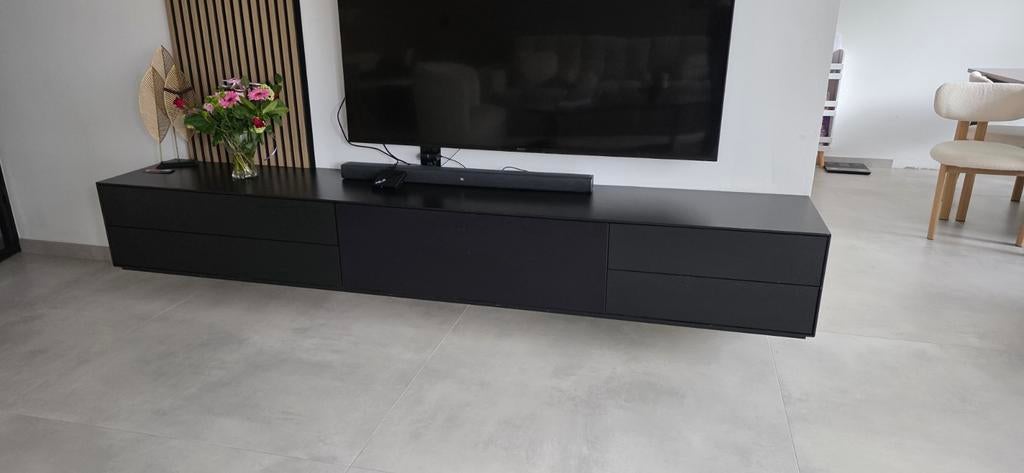 Zwart TV-meubel met speakerdoek, 270cm breed, Huis en Inrichting, Kasten | Televisiemeubels, Gebruikt, Ophalen of Verzenden, 200 cm of meer