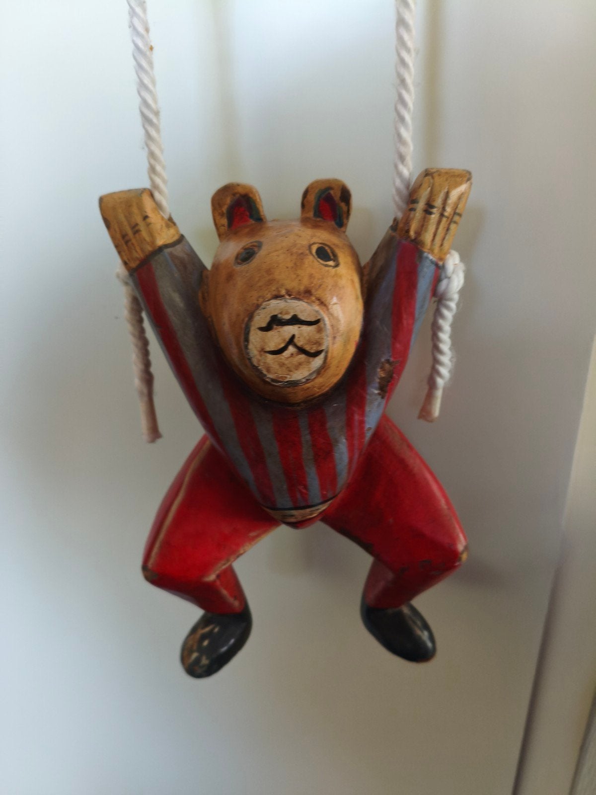 Vintage Handgesneden houten beertje / hondje uit Indonesië, Antiek en Kunst, Minder dan 20 cm, Ophalen of Verzenden, Zoogdier