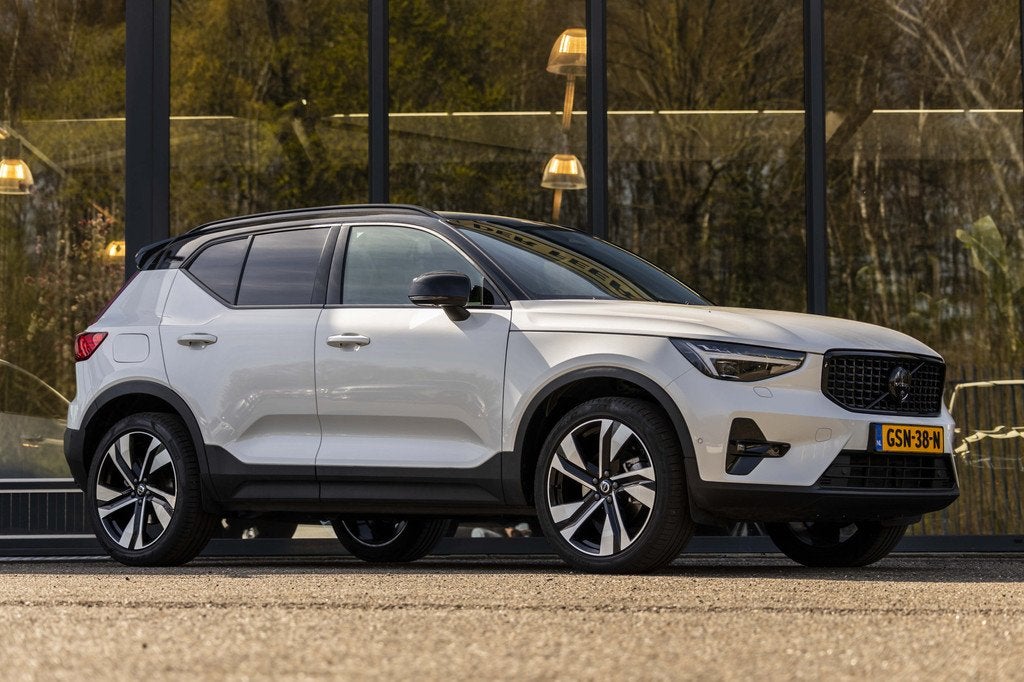 Volvo XC40 2.0 B4 Plus Dark (bj 2024, automaat), Gebruikt, Euro 6, 4 cilinders, Wit