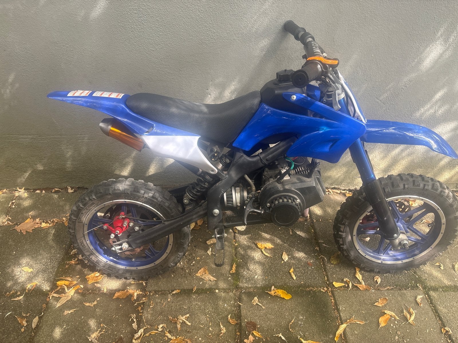 Blauwe Dirtbike - gebruikt 49 cc 2 takt met bezine 2 t olie, Ophalen of Verzenden, Zo goed als nieuw, Schijfrem, Dirtbike
