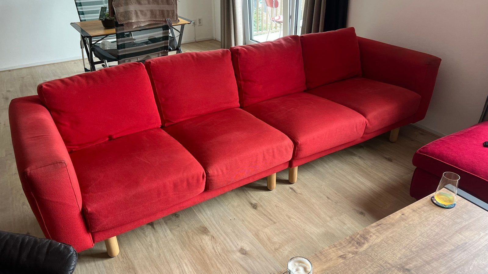 Comfortabele rode bank met poef - 4-zits, Ophalen, 250 tot 300 cm, Gebruikt, 75 tot 100 cm