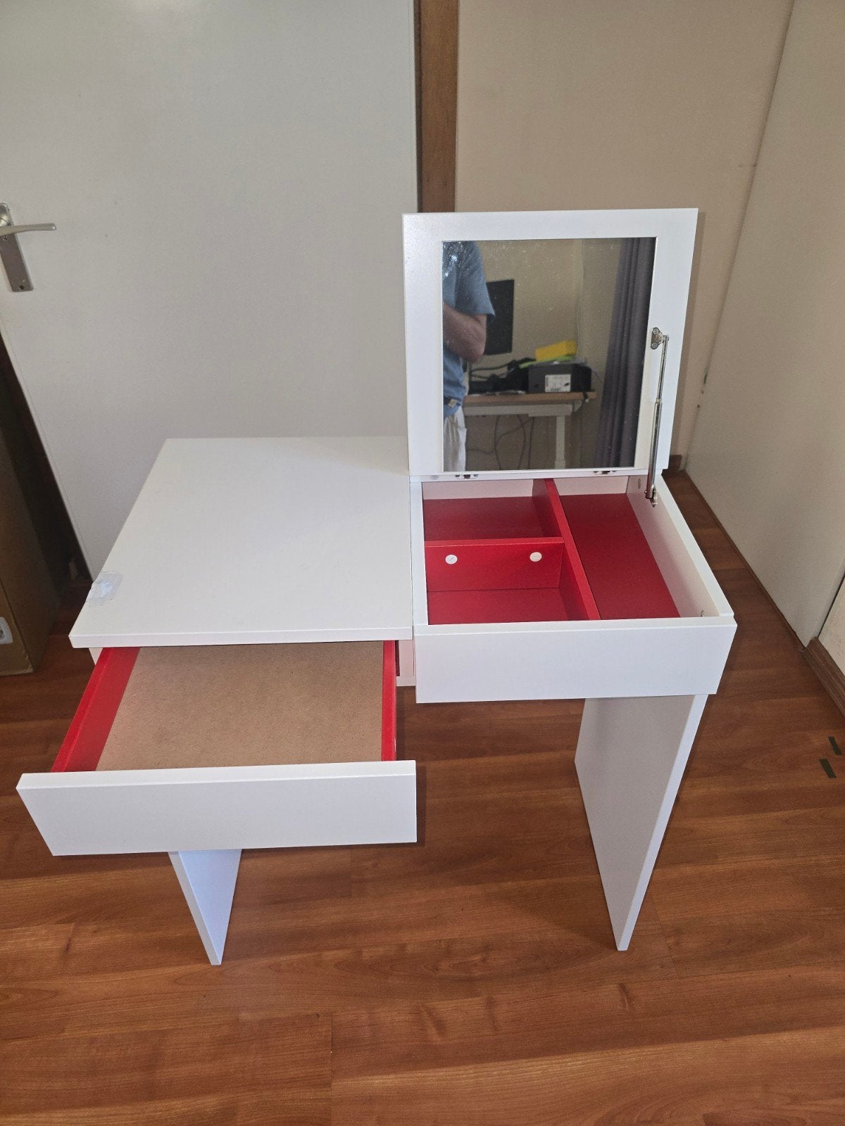 Gratis IKEA make-up tafeltje met spiegel en lades, Huis en Inrichting, Tafels | Kaptafels, Ophalen of Verzenden, Gebruikt, Hout