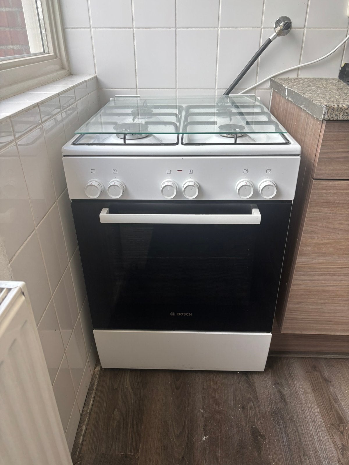 Bosch gasfornuis met elektrische oven – 4-pits – wit/zwart, Ophalen, 4 kookzones, Zo goed als nieuw, Inbouw