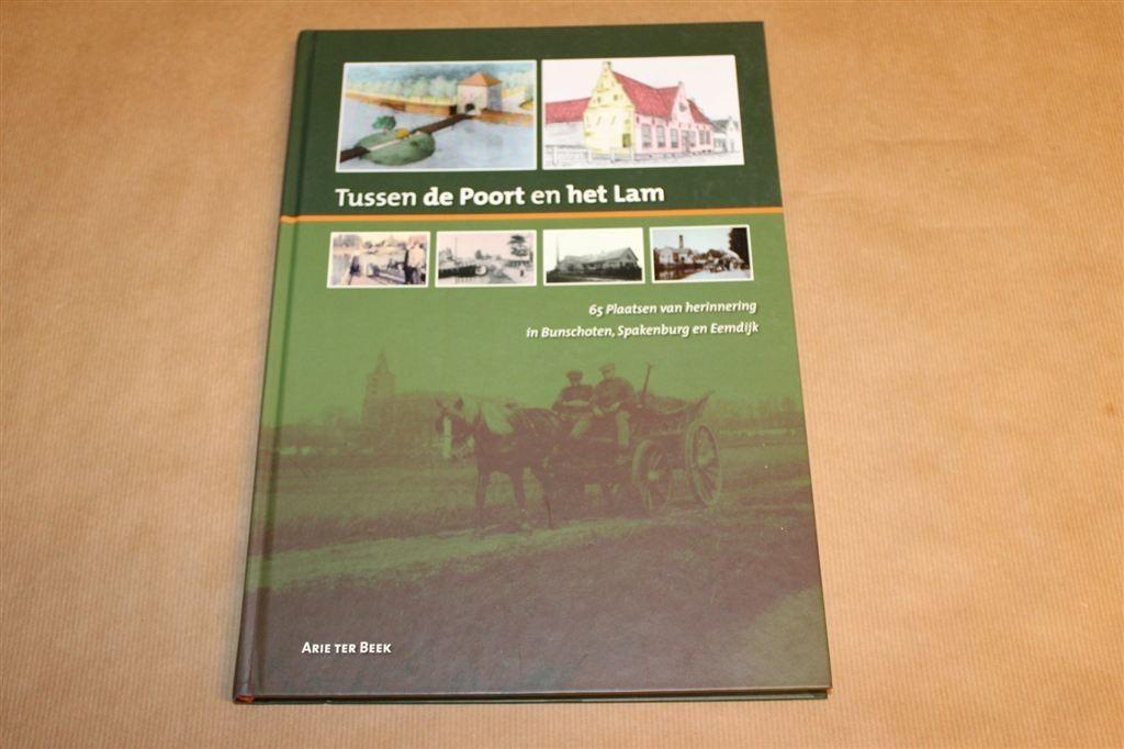 Tussen de Poort en het Lam — Historisch Bunschoten e.o., Boeken, Ophalen of Verzenden, Zo goed als nieuw