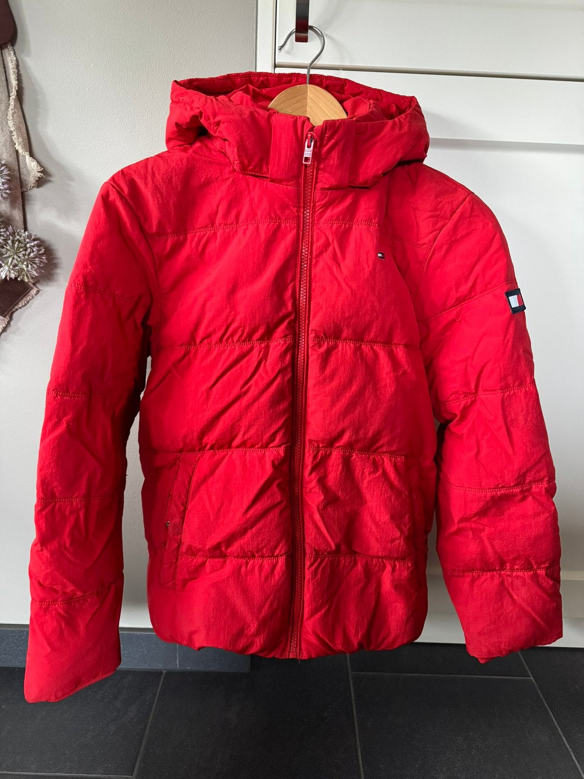 Tommy Hilfiger winterjas rood mt 152, Ophalen of Verzenden, Gebruikt, Jongen of Meisje, Jas