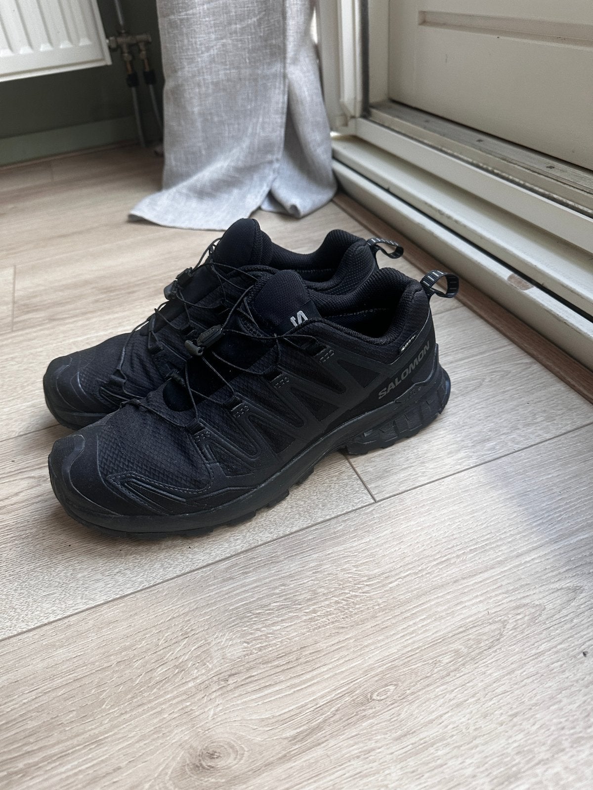 Salomon all black, Ophalen of Verzenden, Zo goed als nieuw, Zwart, Sneakers of Gympen