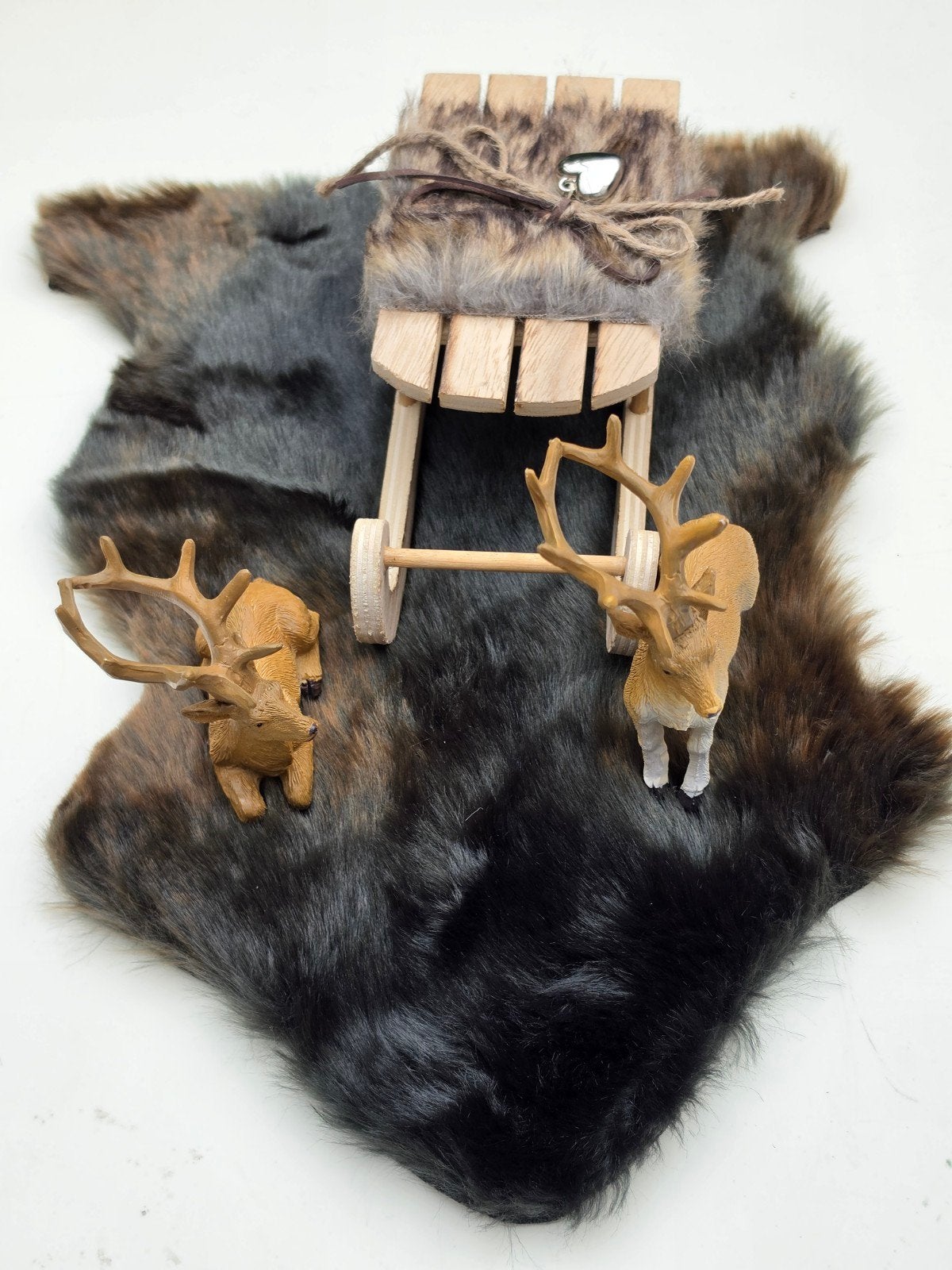 Kerstdecoratie: Rendieren met slee op bontkleed, Hout, Ophalen of Verzenden, Bruin, Landelijk