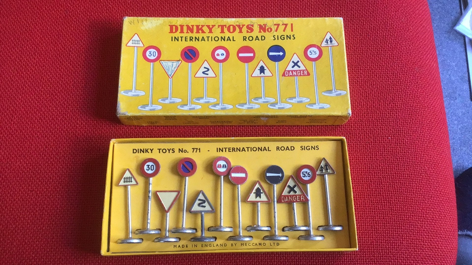 DINKY TOYS INTERNATIONAL ROAD SIGNS VERKEERSBORDEN+ DOOS, Ophalen of Verzenden, Zo goed als nieuw, Overige typen, Dinky Toys