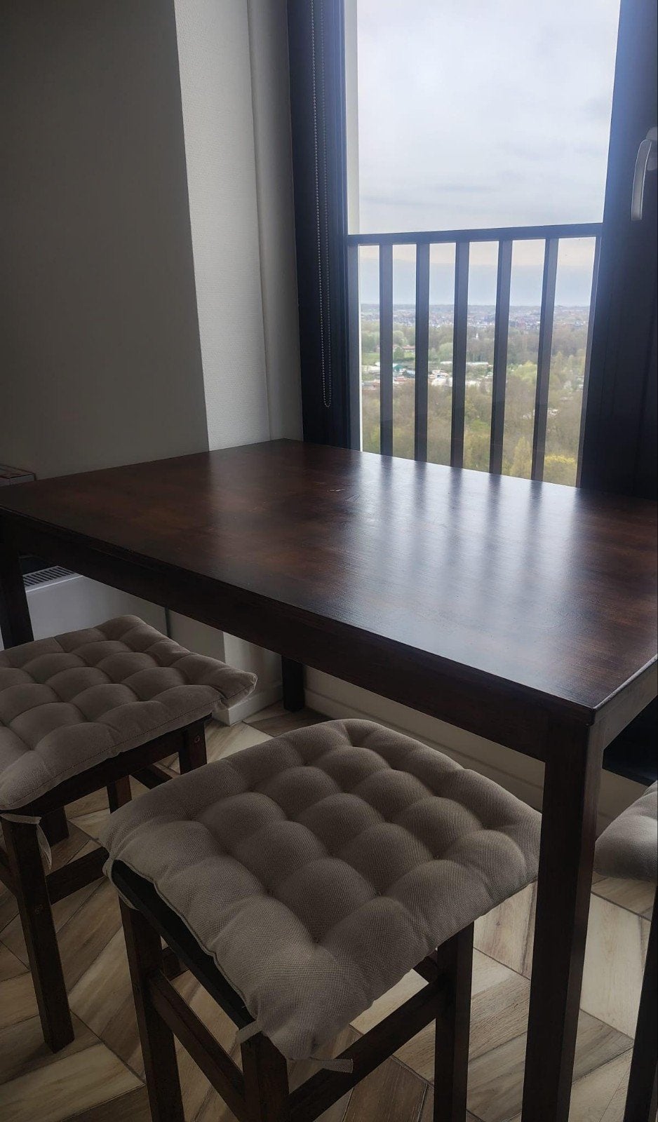 Eettafel met 2 krukjes (+kussentjes), Ophalen, Gebruikt, 100 tot 150 cm, 50 tot 100 cm