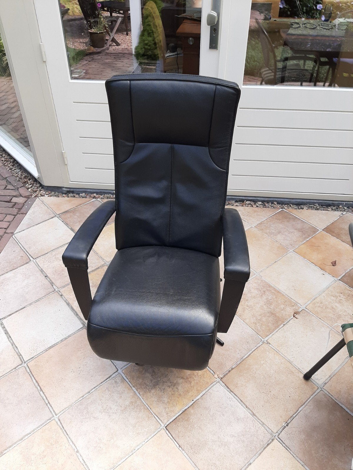 Zwarte leren relaxfauteuil met elektrische verstelling, Huis en Inrichting, Stoelen, Gebruikt, Zwart, Modern, Comfort, Leer