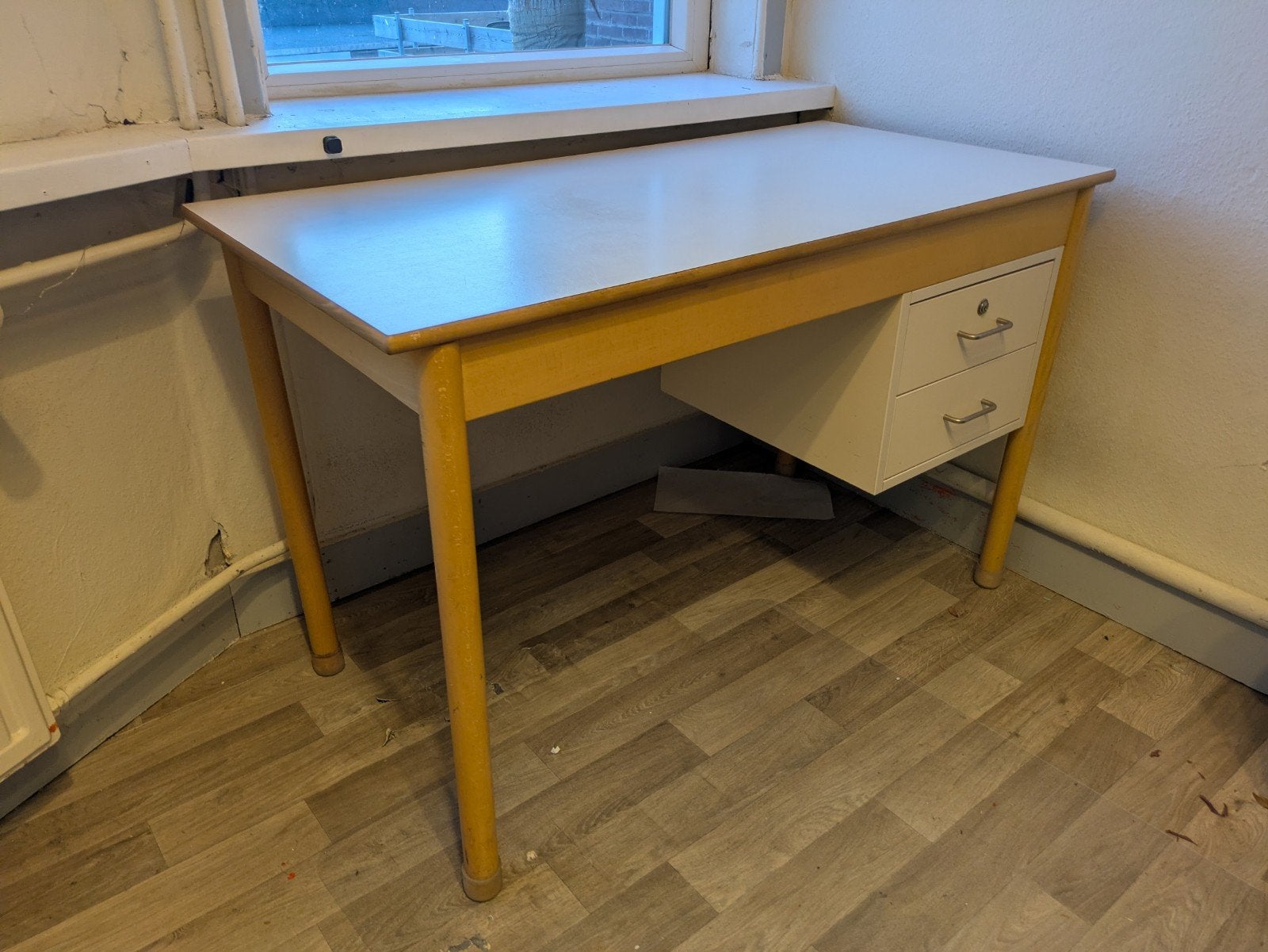 Gratis op te halen Bureau, Huis en Inrichting, Ophalen, Zo goed als nieuw, 130 cm, Hout