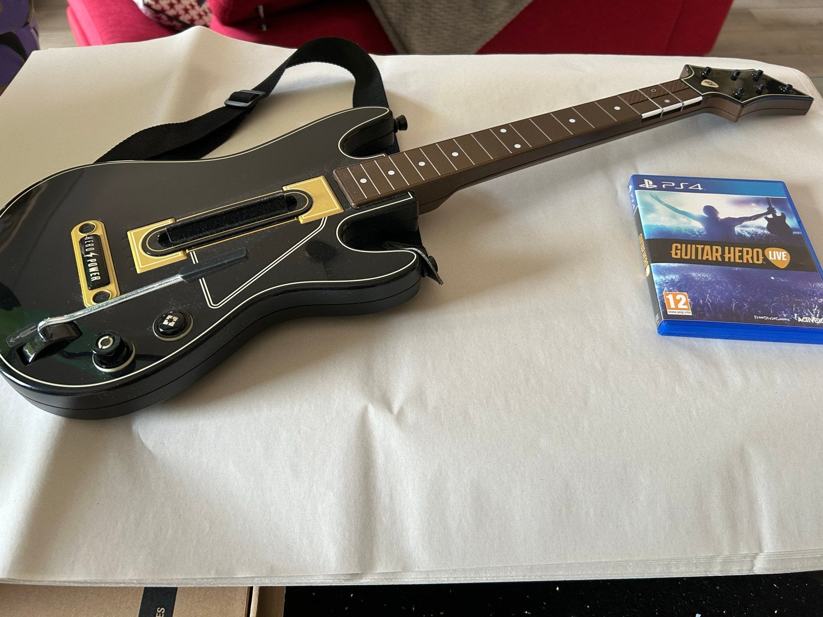 Guitar Hero Live PS4 met gitaar en dongle, Ophalen of Verzenden, Zo goed als nieuw, Met 1 controller, Met games