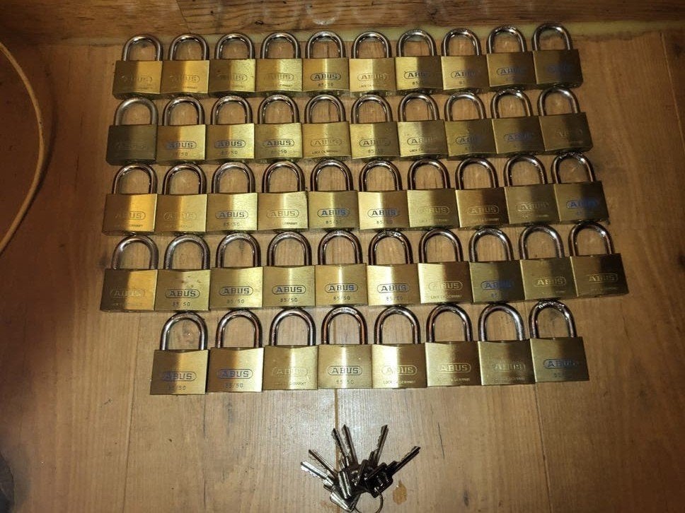 ABUS Hangsloten 85/50 met sleutels - Grote partij, Ophalen, Gebruikt, Koper of Messing, Slot