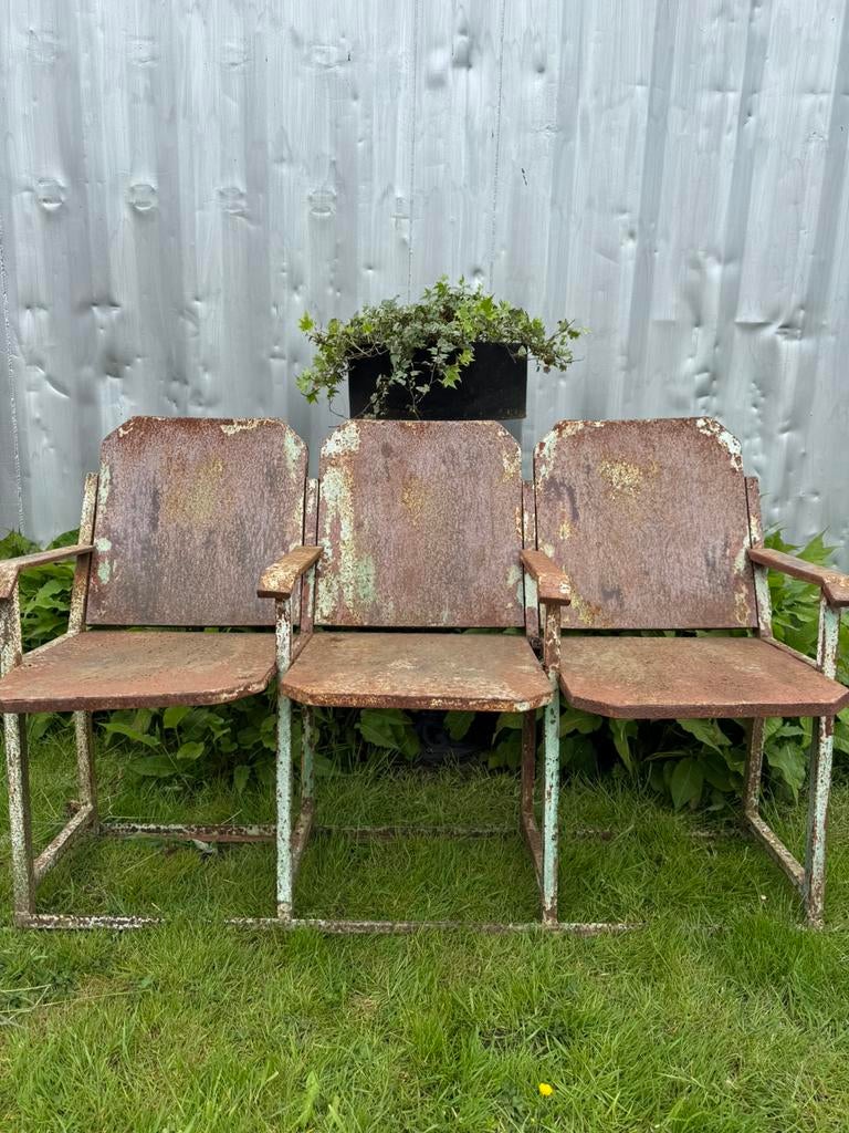 Vintage driezits bank industrieel, Antiek en Kunst, Curiosa en Brocante, Ophalen