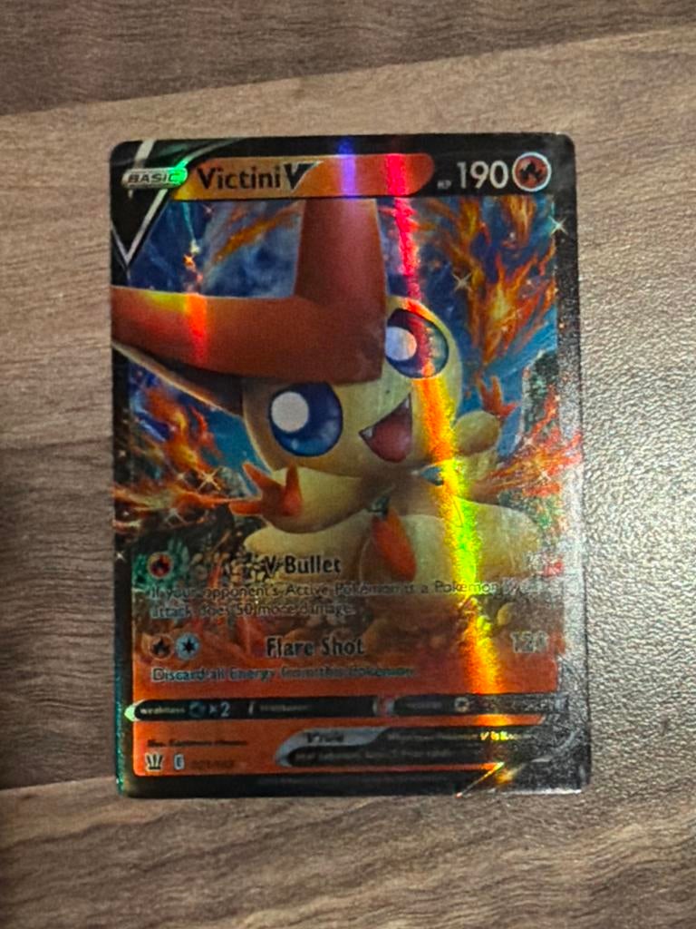 Pokémon Victini V Basic Kaart - Foil, Ophalen of Verzenden, Zo goed als nieuw, Losse kaart, Foil