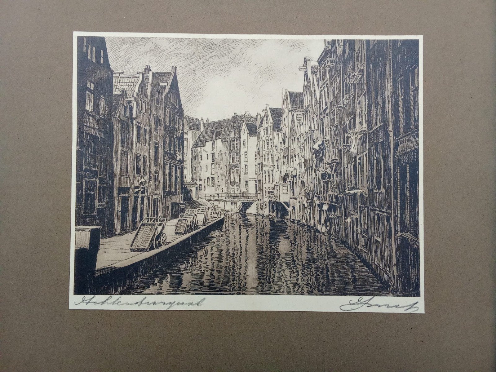 Ets Achterburgwal Amsterdam - Stadsgezicht, Antiek en Kunst, Ets, Ophalen of Verzenden, 1900 - 1949, Met tekst