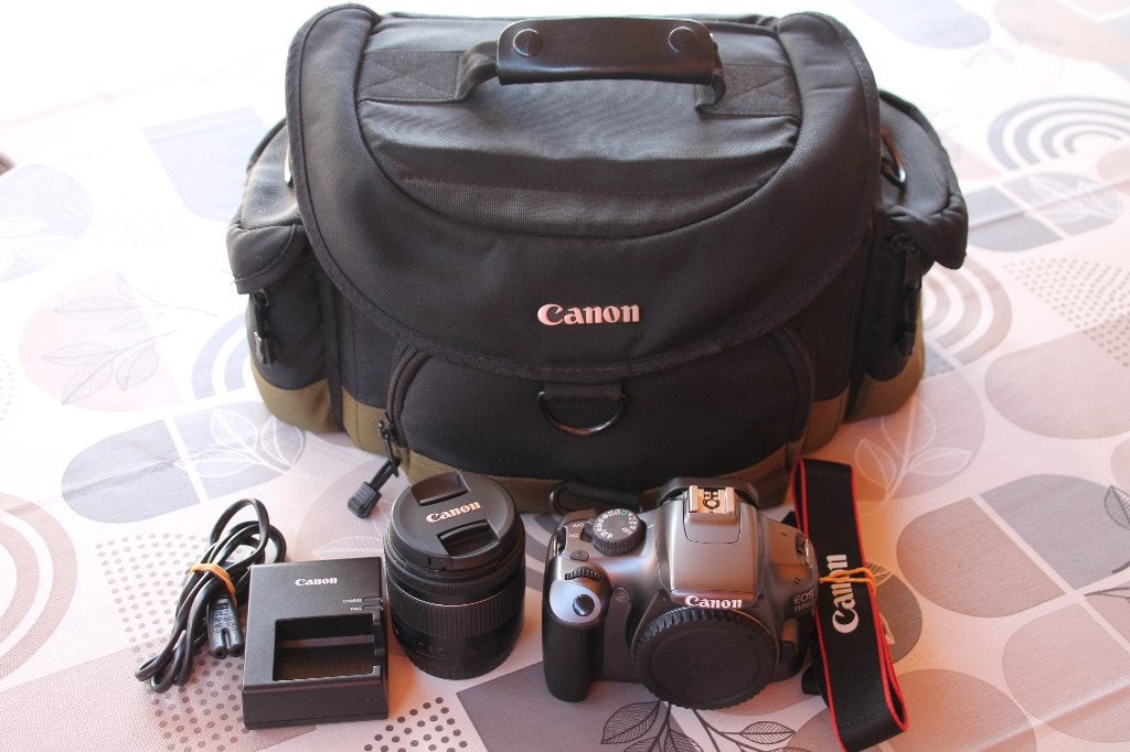 Bronskleurige Canon 1100D met stm lens  nog maar 909 clicks, Ophalen, Spiegelreflex, Canon, 12 megapixels