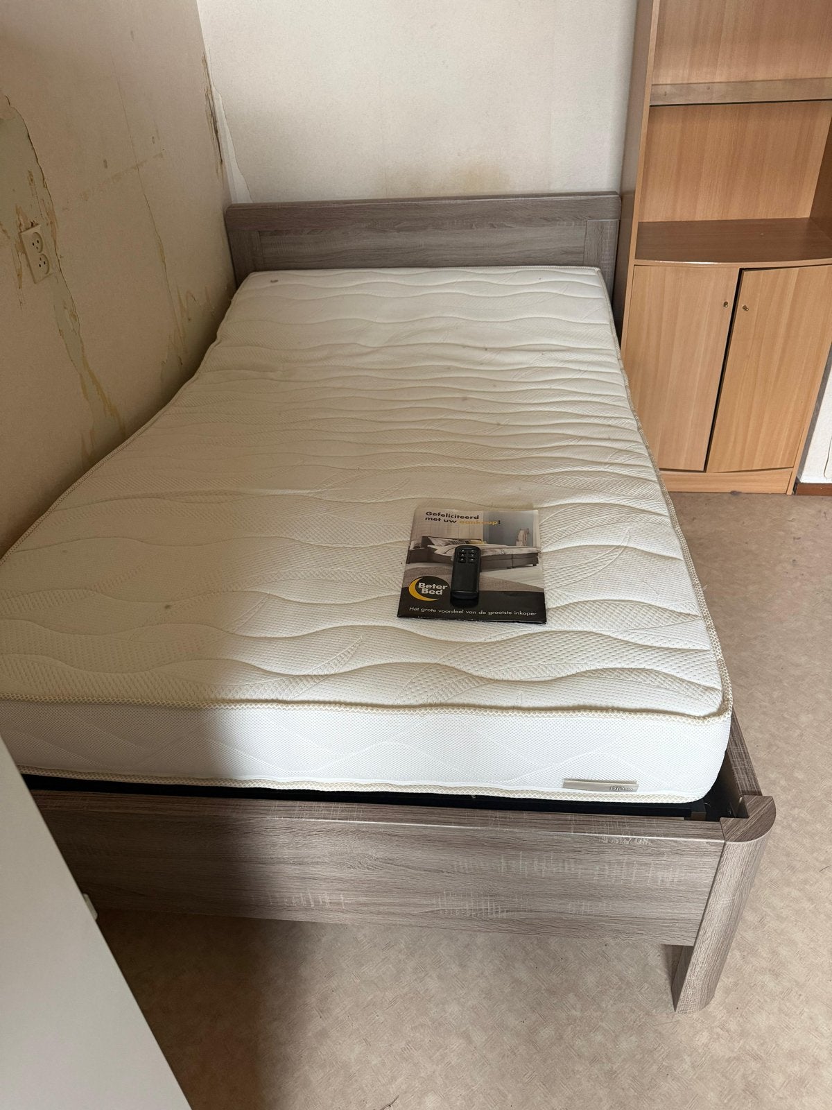 Eenpersoonsbed met verstelbare lattenbodem en matras, Huis en Inrichting, Ophalen, Verstelbaar, Eenpersoons, Zo goed als nieuw