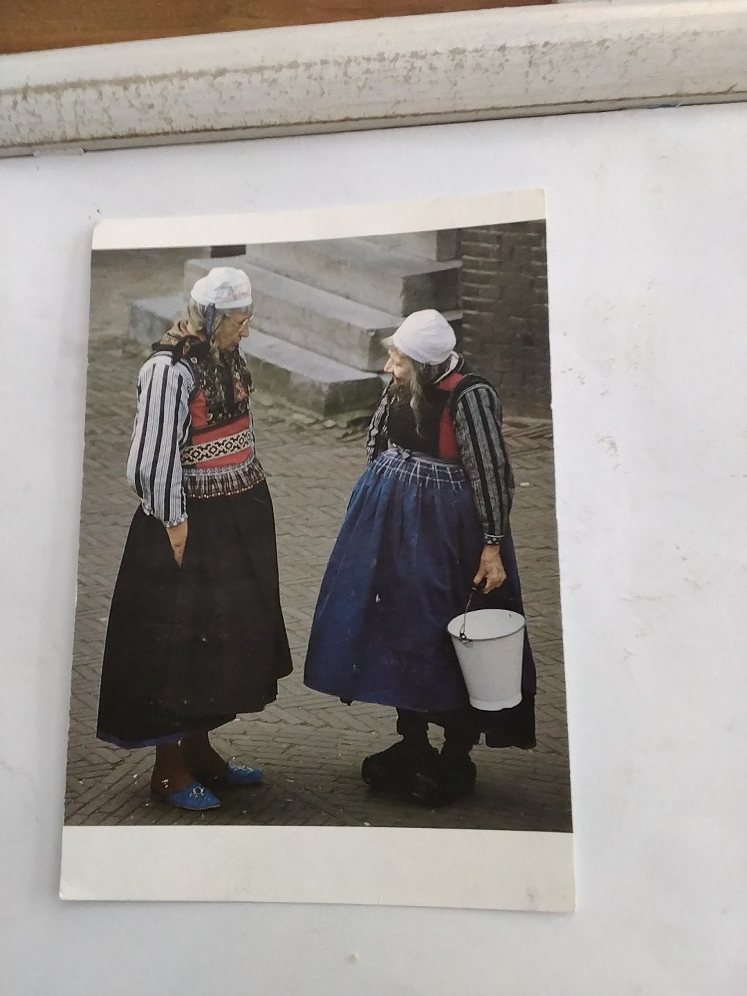 Marken Holland - Twee Vrouwen in Klederdracht, Ophalen of Verzenden, 1960 tot 1980, Gelopen, Noord-Holland