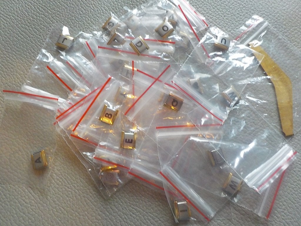 30 Italiaanse Bedels bedelarmband Uberry 9mm A-Z + goud, Staal, Nieuw, Ophalen of Verzenden, Met bedels of kralen