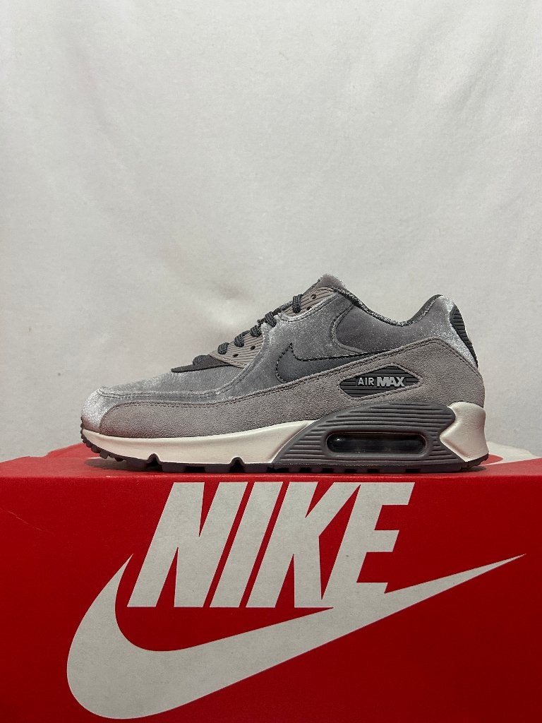 NIEUW! Maat 40 - Nike Air Max 90 Deluxe Velvet Gunsmoke, Overige kleuren, Verzenden, Nike, Nieuw
