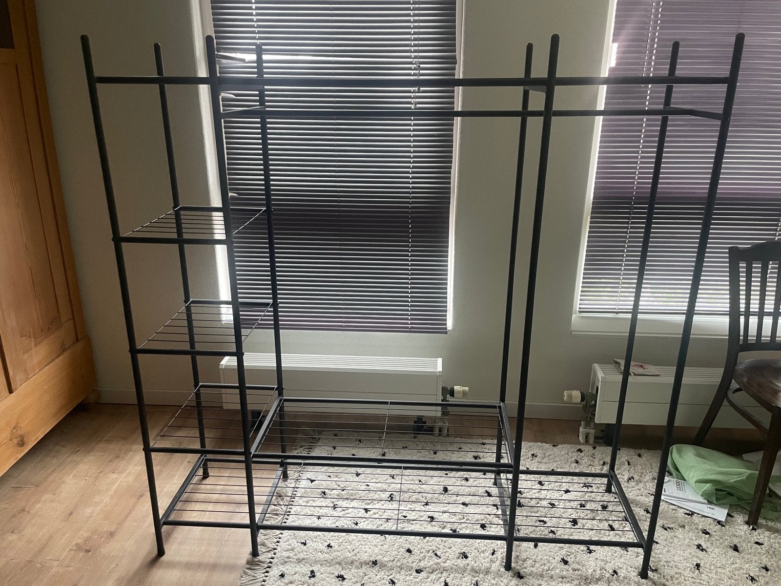 Zwart metalen open kledingkast met planken en hangruimte, Ophalen, Met plank(en), Gebruikt, 100 tot 150 cm