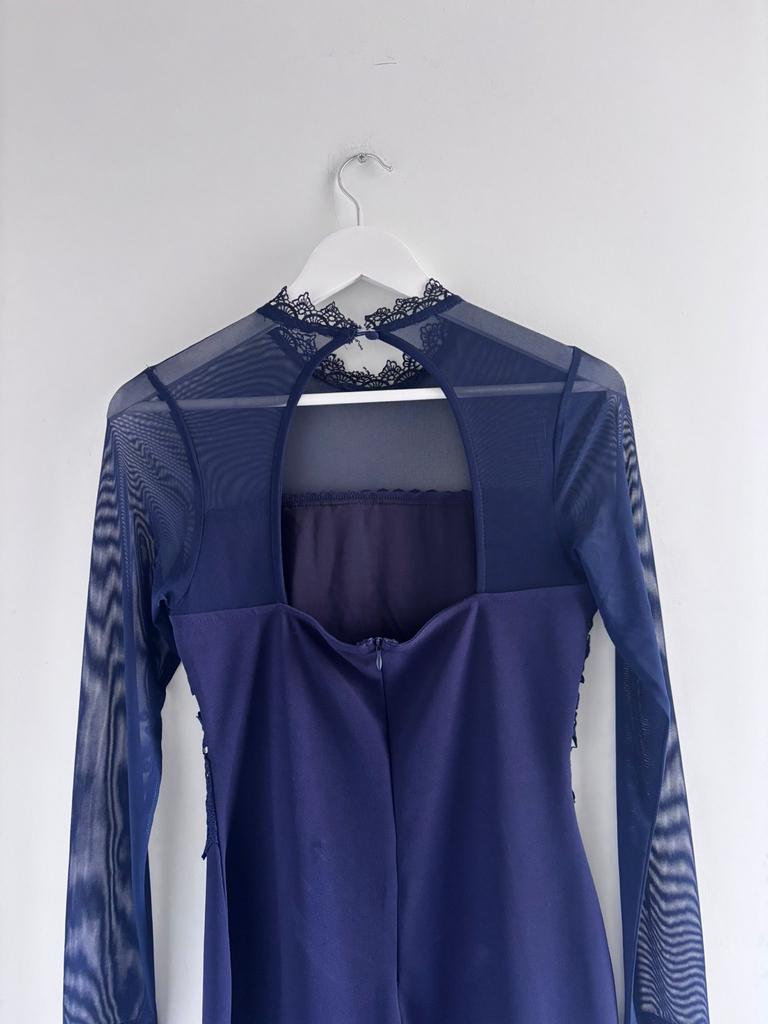 Donkerblauwe gala jurk met mesh mouwen en open rug, Blauw, Ophalen of Verzenden, Zo goed als nieuw, Maat 36 (S)