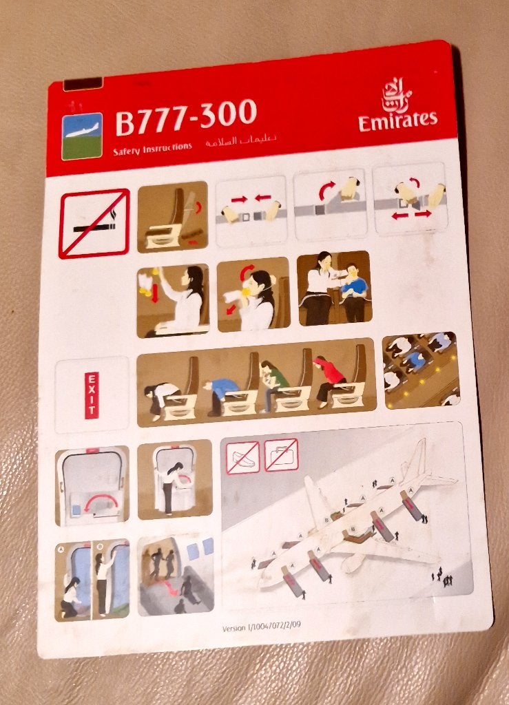 Emirates B777-300 flight safetycard, Ophalen of Verzenden, Zo goed als nieuw, Kaart, Foto of Prent