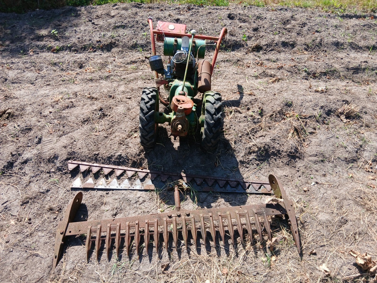 een tweewielige tuintrekker met maaivingerbalk, Ophalen of Verzenden