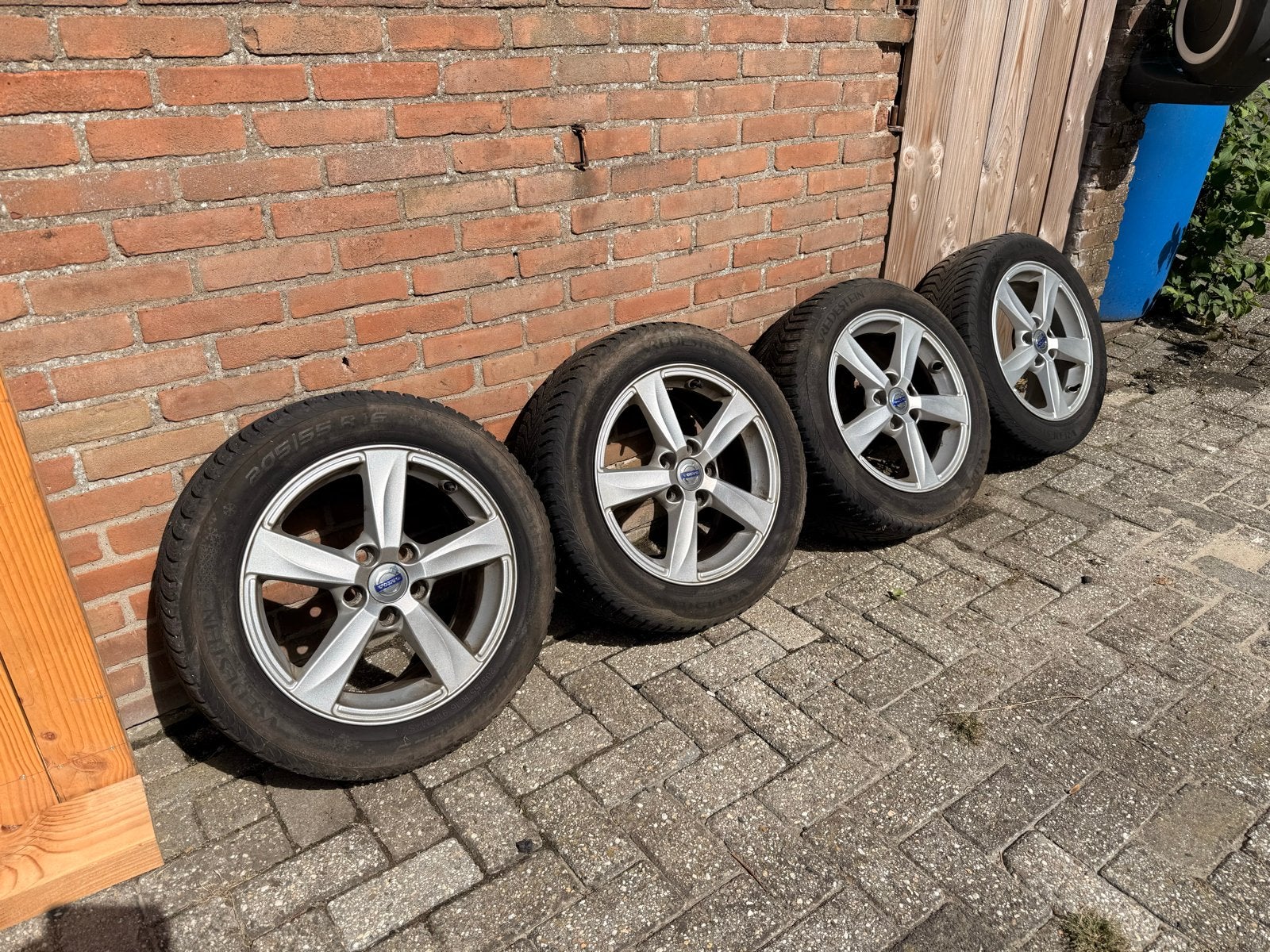 Originele Volvo V40 16 inch velgen met Vredestein winterband ...
