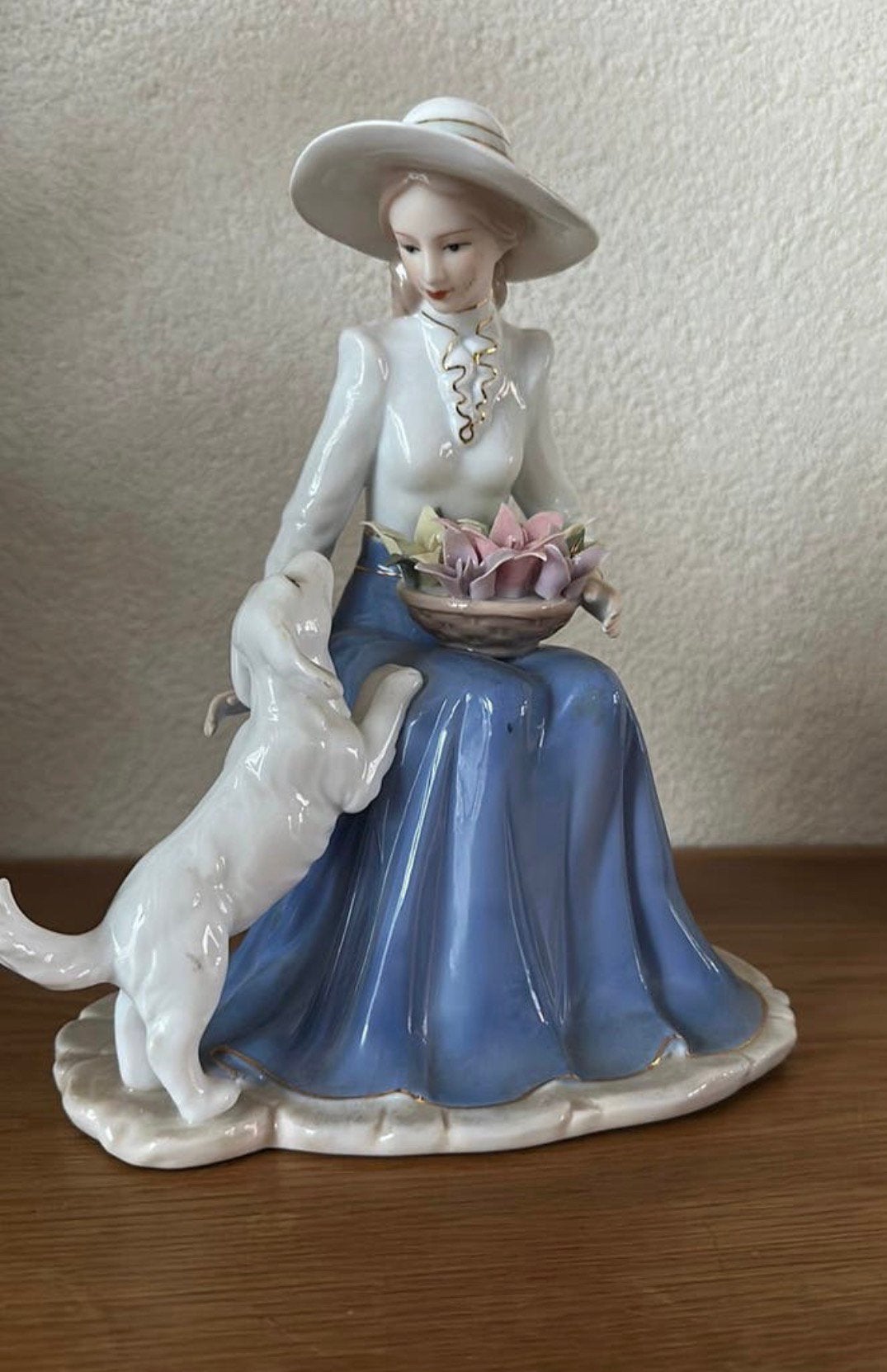 MTME Porseleinen Beeldje: Dame met Hond en Bloemen, Ophalen of Verzenden