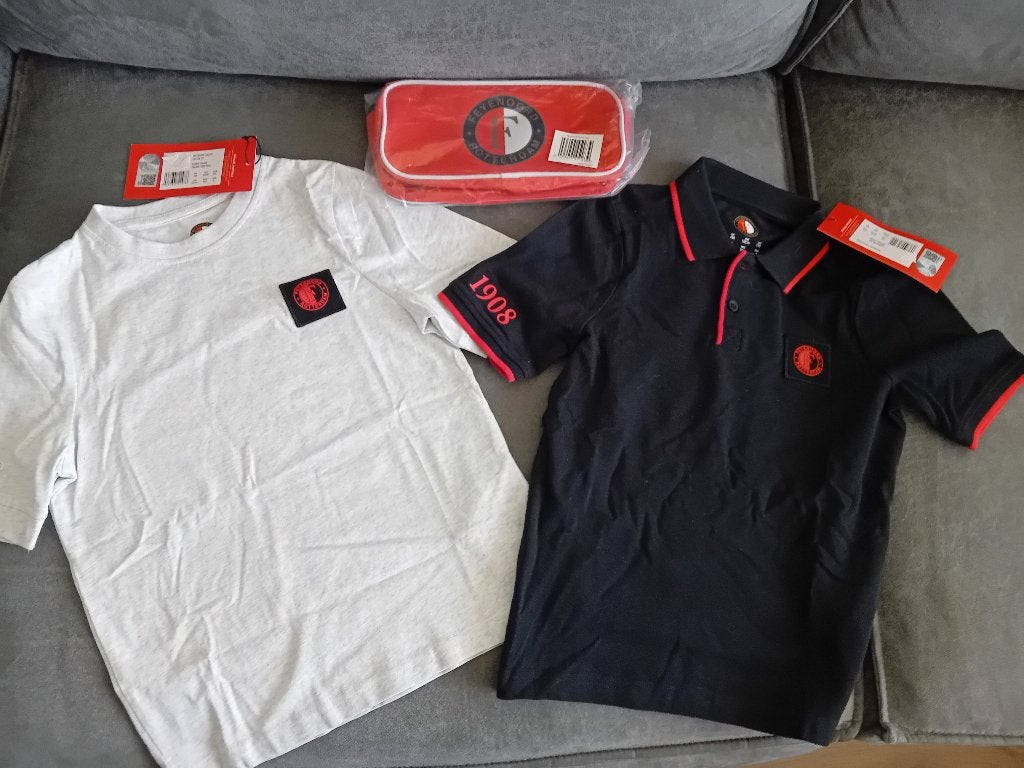 2 x Feyenoord shirt maat 128 + etui in 1 koop voor 25 euro, Maat XS of kleiner, Ophalen, Nieuw, Shirt