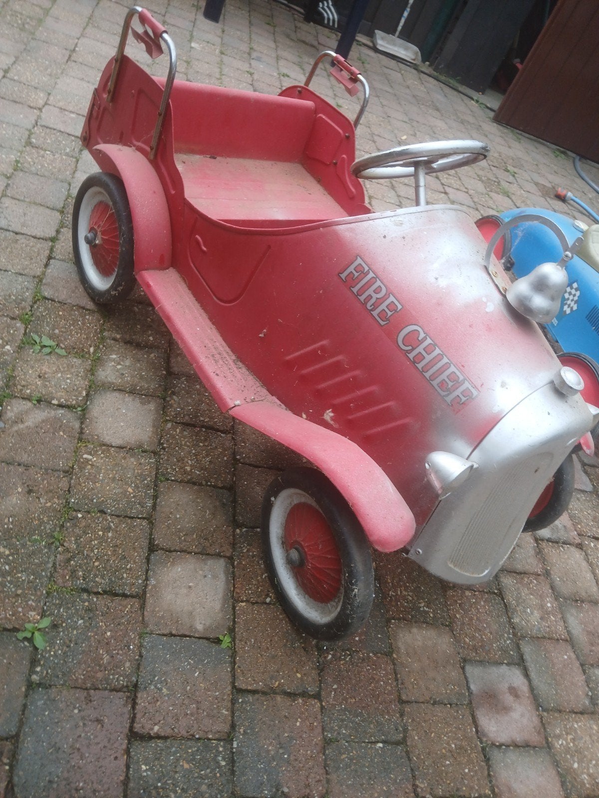 Vintage trapauto's: blauwe raceauto en rode brandweerwagen, Ophalen, Gebruikt